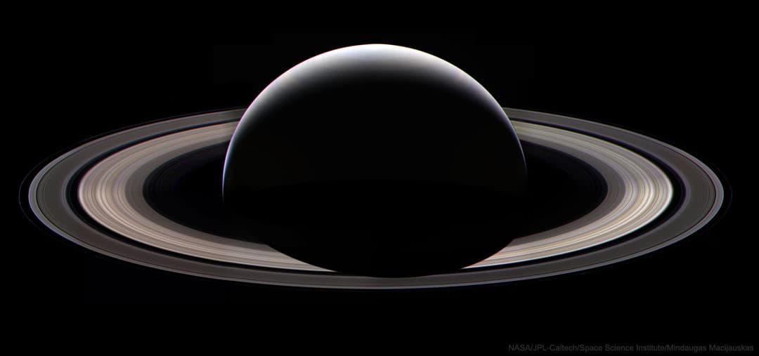 NASA obrázek dne: Saturn v noci