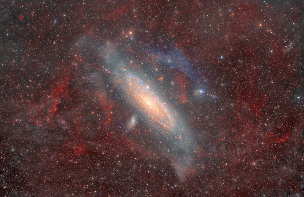 NASA obrázek dne: Andromeda skrz plyn a prach
