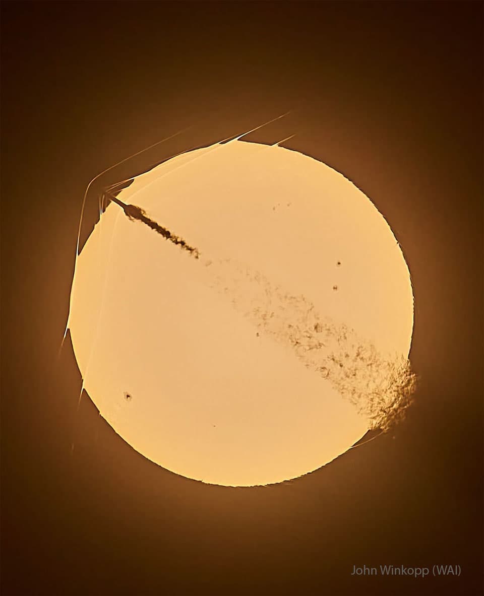 NASA obrázek dne: Trojitá rázová vlna od rakety Sun Crossing