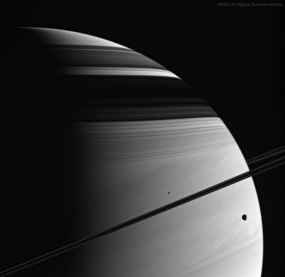 NASA obrázek dne: Měsíce, prstence, stíny, mraky: Saturn (Cassini)