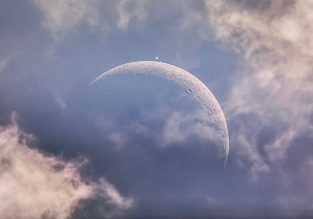 NASA obrázek dne: Denní Měsíc se setkává s večernicí