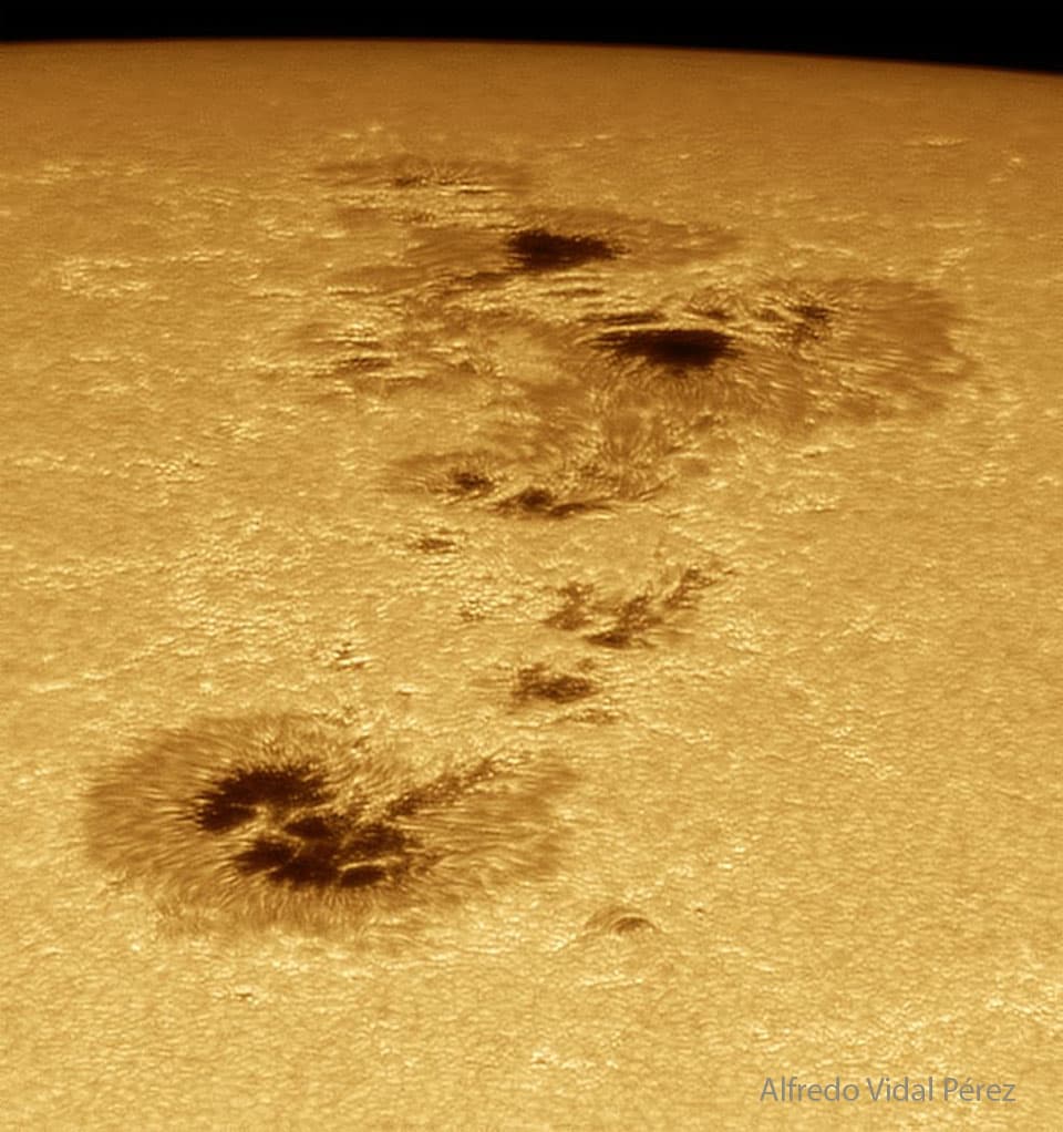 NASA obrázek dne: AR 4478: Obrovská skupina slunečních skvrn