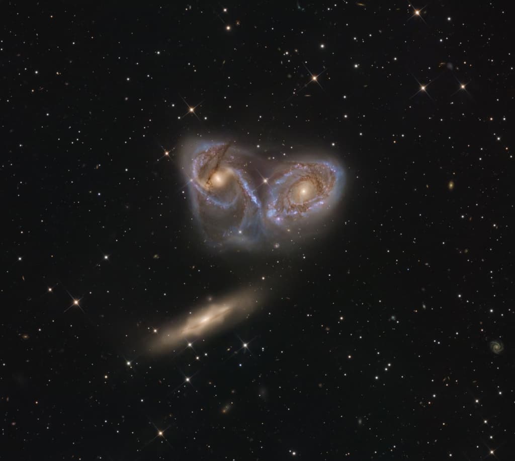 NASA obrázek dne: Tři galaxie v souhvězdí Pavo