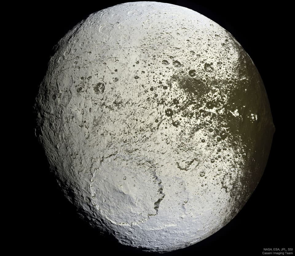 NASA obrázek dne: Iapetus u Saturnu: Malovaný měsíc