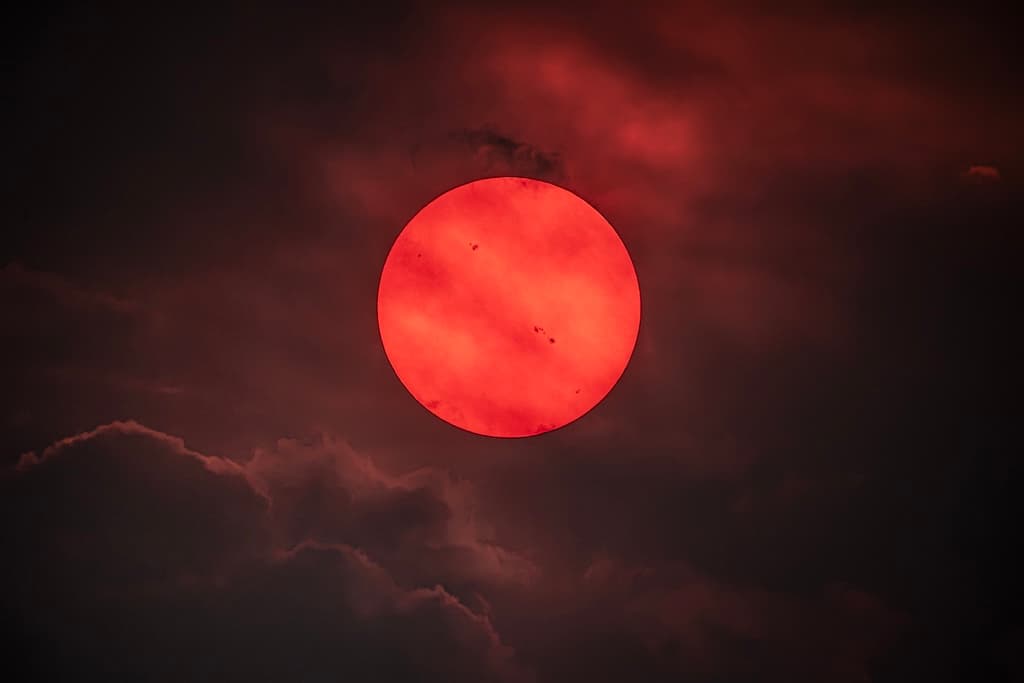 Červené slunce skrz kouř z lesních požárů