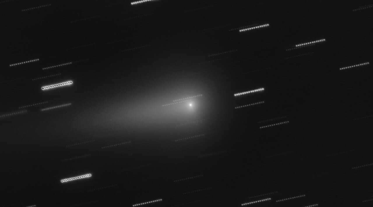 ESO tisková zpráva: Starší než Slunce: Astronomové objevili nové stopy vedoucí k původu mezihvězdné komety 3I/ATLAS
